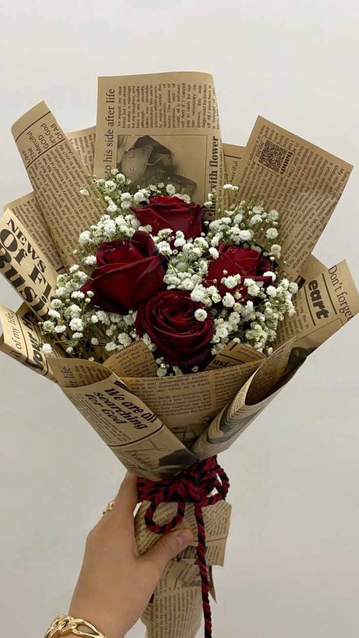 Cutest old asethetic red roses.